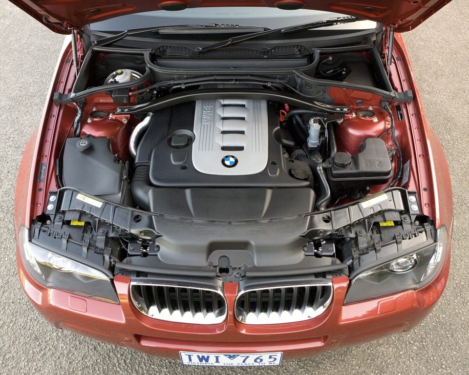 Бмв х3 е83 двигателя. BMW x3 e83 аккумулятор. BMW m47 подкапотное. BMW x3 e83 2.5 аккумулятор. BMW x3 e83 подкапотное пространство.